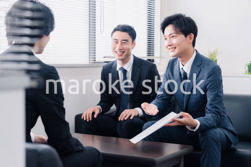 雰囲気良く商談をするビジネスマン