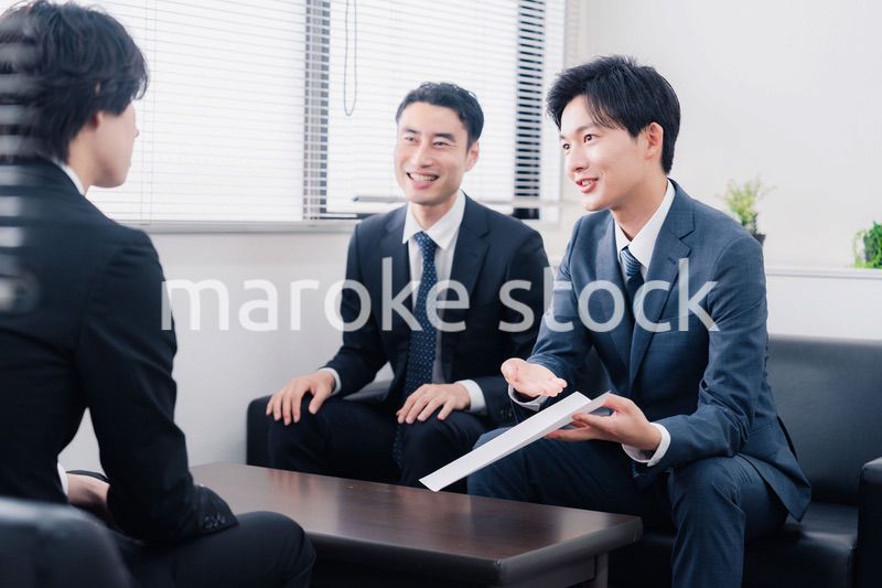 雰囲気良く商談をするビジネスマン