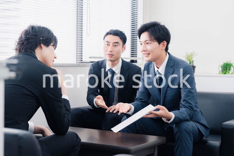 雰囲気良く商談をするビジネスマン