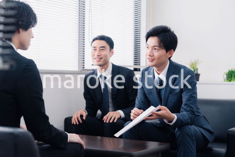 雰囲気良く商談をするビジネスマン