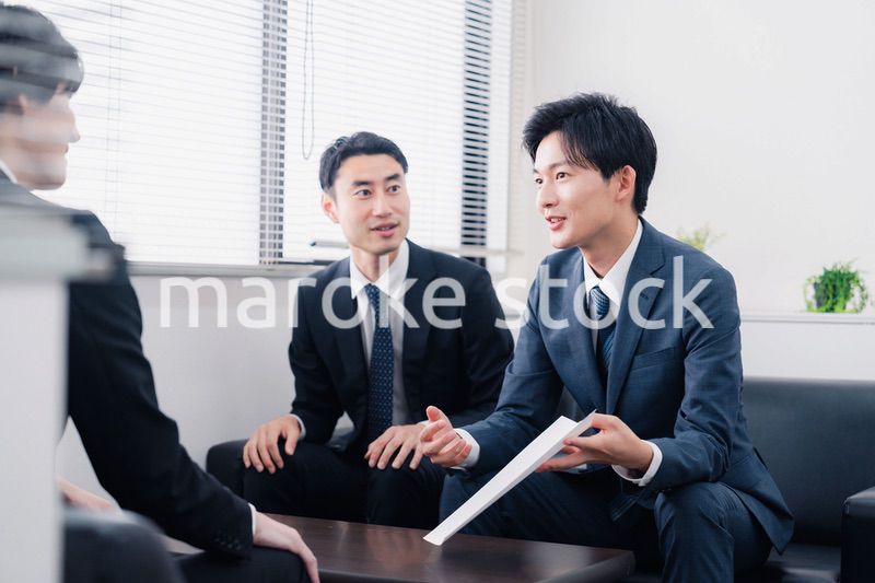 雰囲気良く商談をするビジネスマン