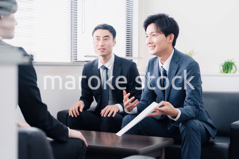 雰囲気良く商談をするビジネスマン