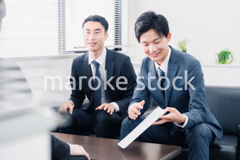 雰囲気良く商談をするビジネスマン