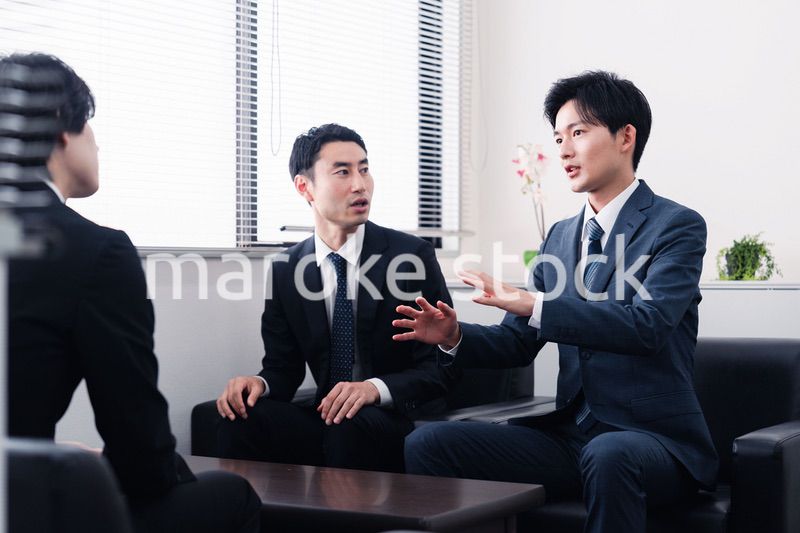 商談をする営業マン