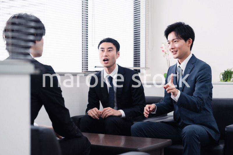 商談をする営業マン