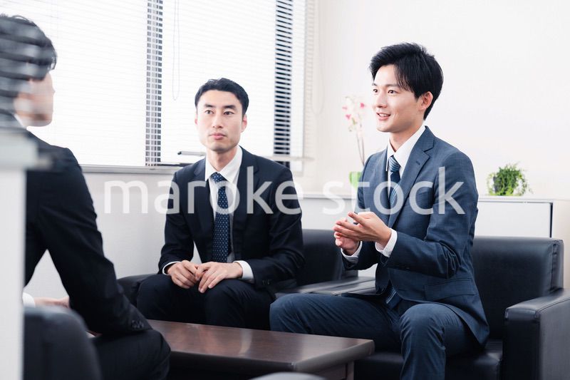 商談をする営業マン