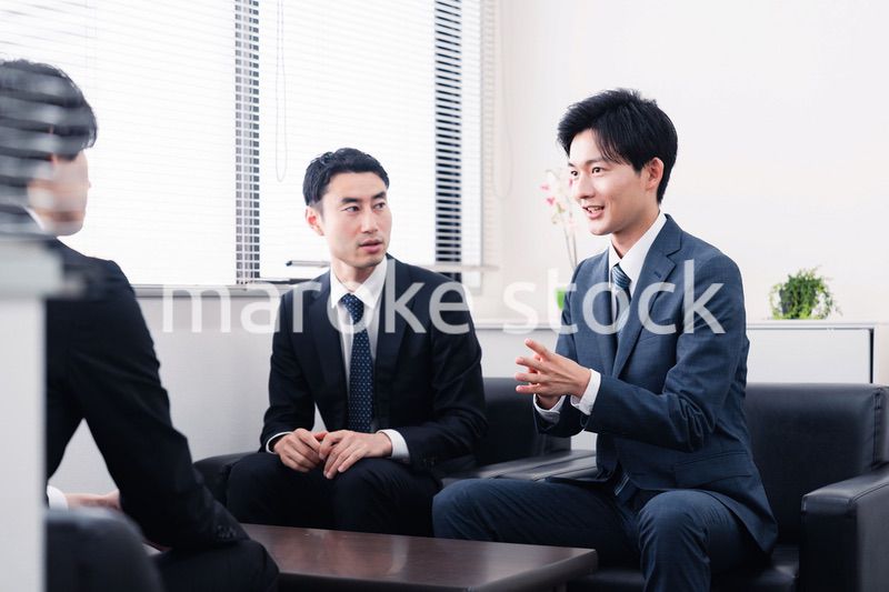 商談をする営業マン