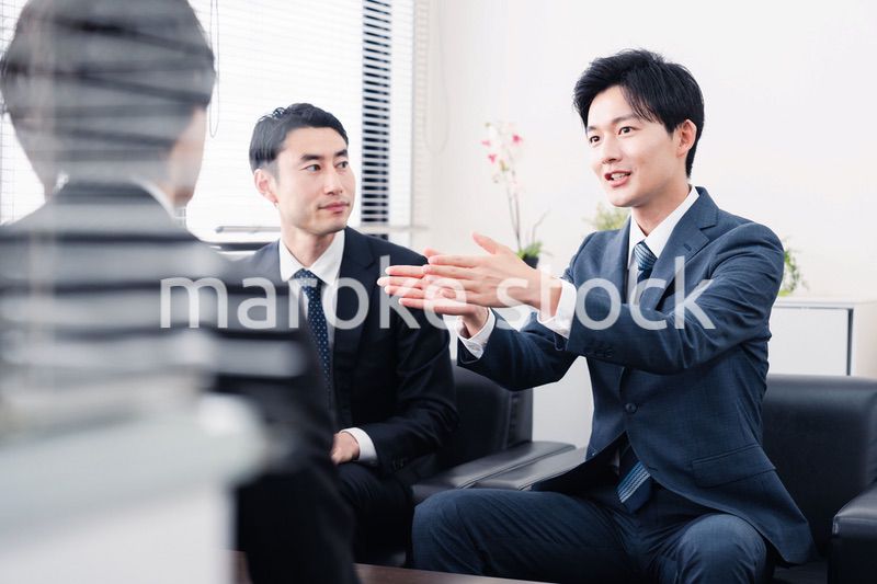 商談をする営業マン