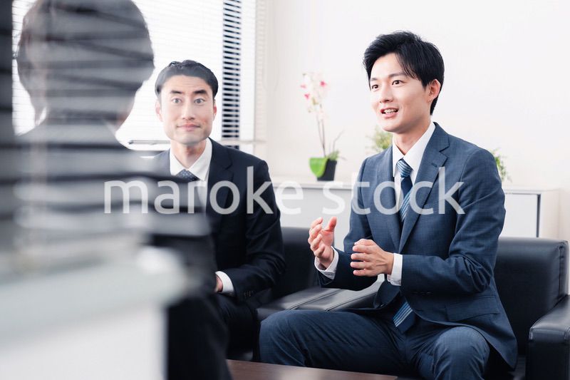 商談をする営業マン