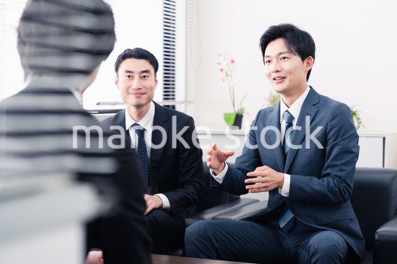 商談をする営業マン