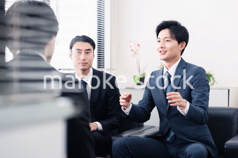 商談をする営業マン