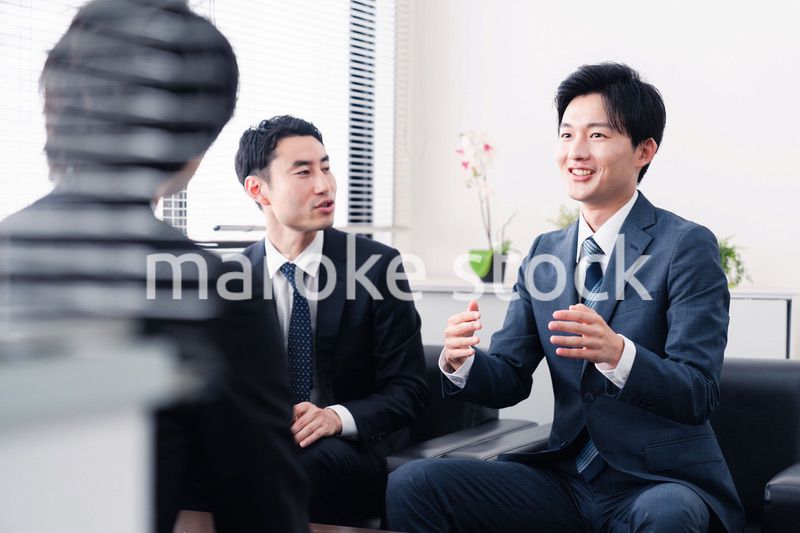 商談をする営業マン