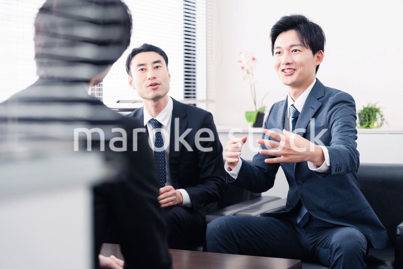 商談をする営業マン