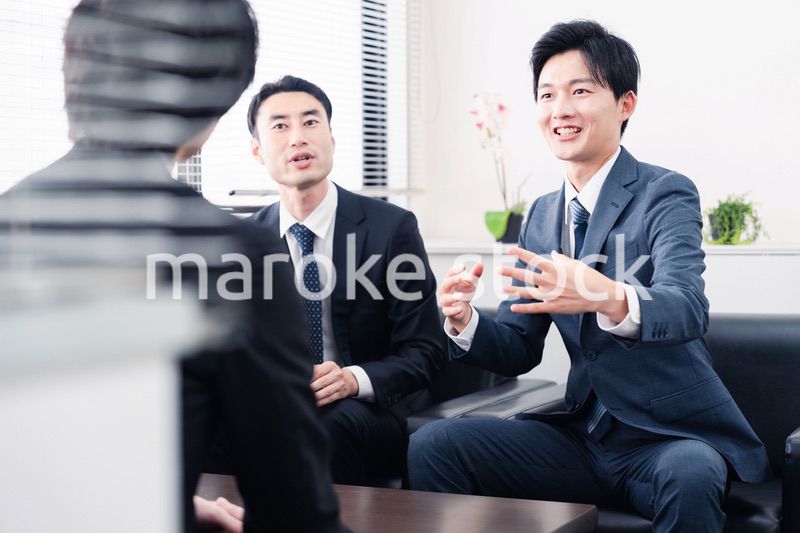 商談をする営業マン