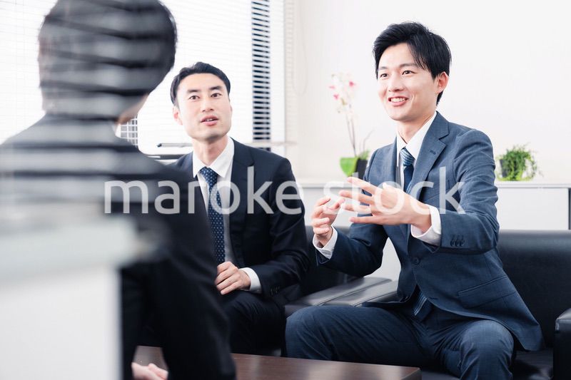 商談をする営業マン