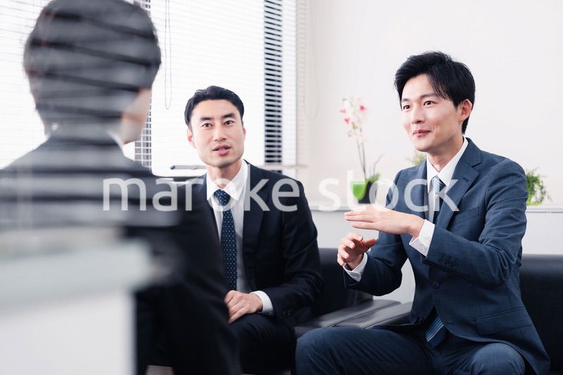 商談をする営業マン