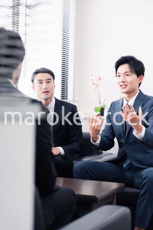 商談をする営業マン