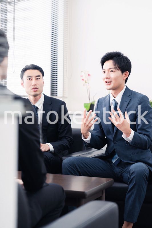 商談をする営業マン