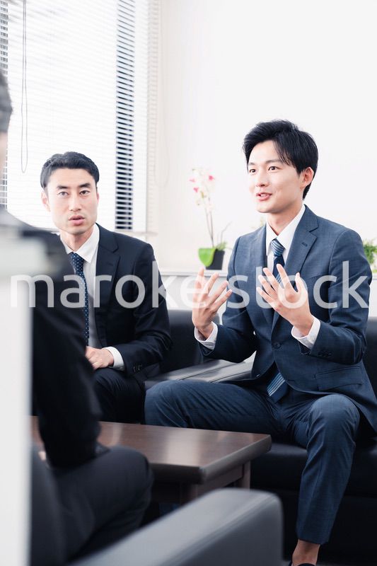 商談をする営業マン