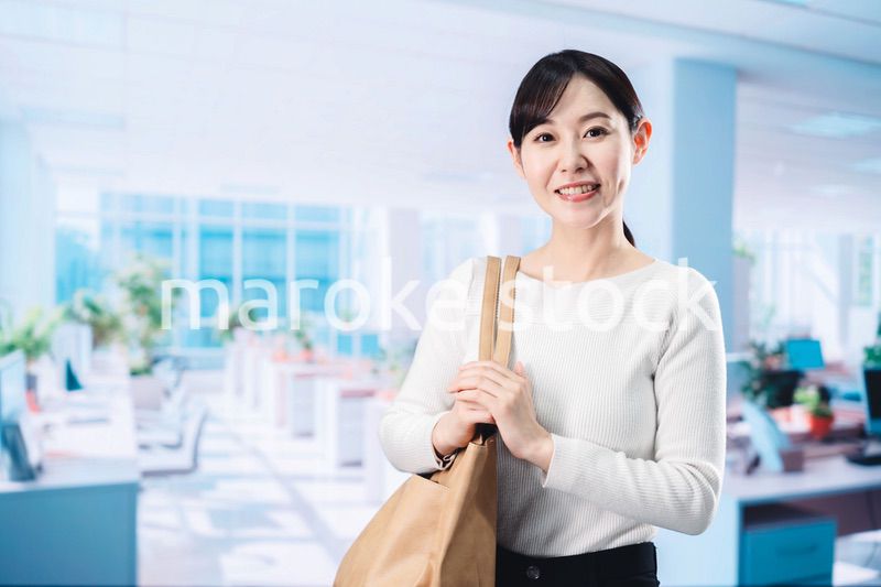 オフィスカジュアルで出勤する女性