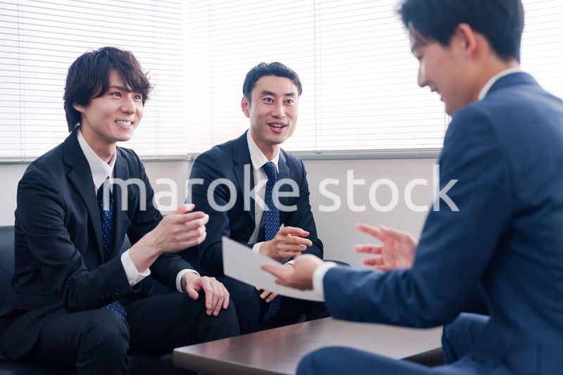 得意先と商談をするスーツを着たビジネスマン