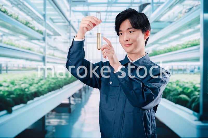 作業服で農薬の研究をする技術者