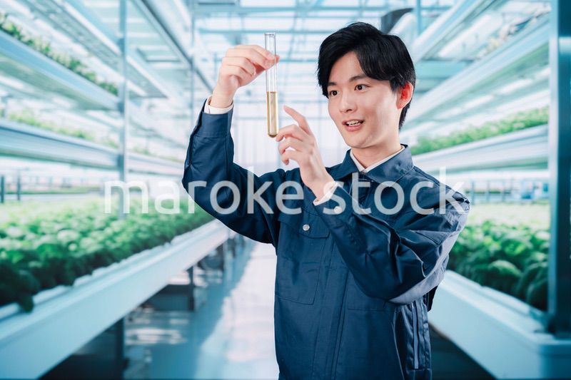 作業服で農薬の研究をする技術者