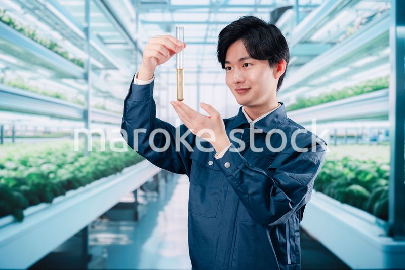 作業服で農薬の研究をする技術者