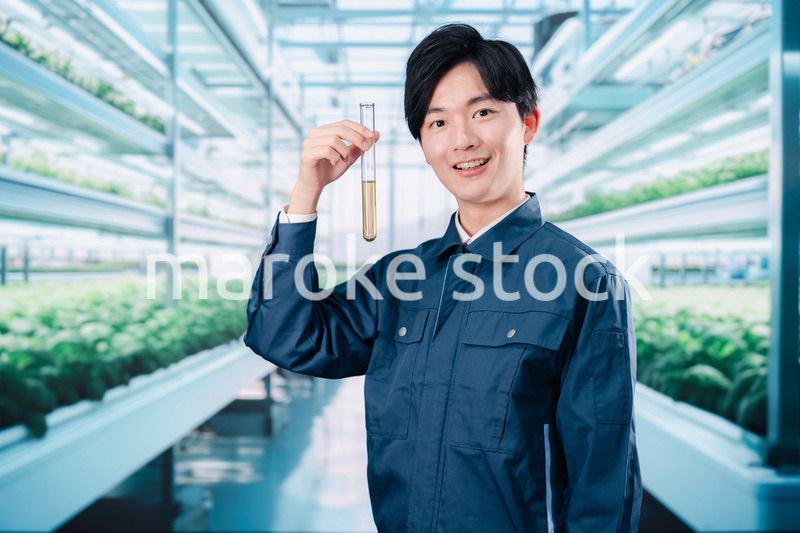 作業服で農薬の研究をする技術者