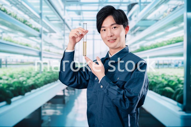 作業服で農薬の研究をする技術者