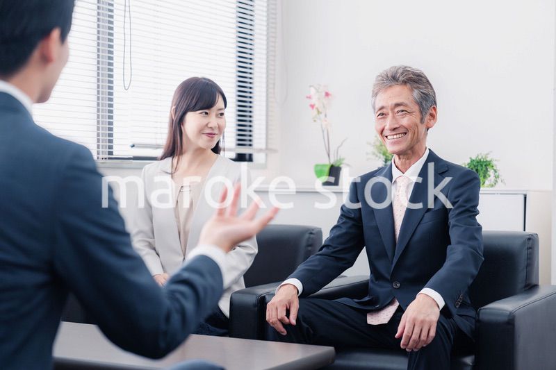 にこやかに商談をするビジネスパーソン