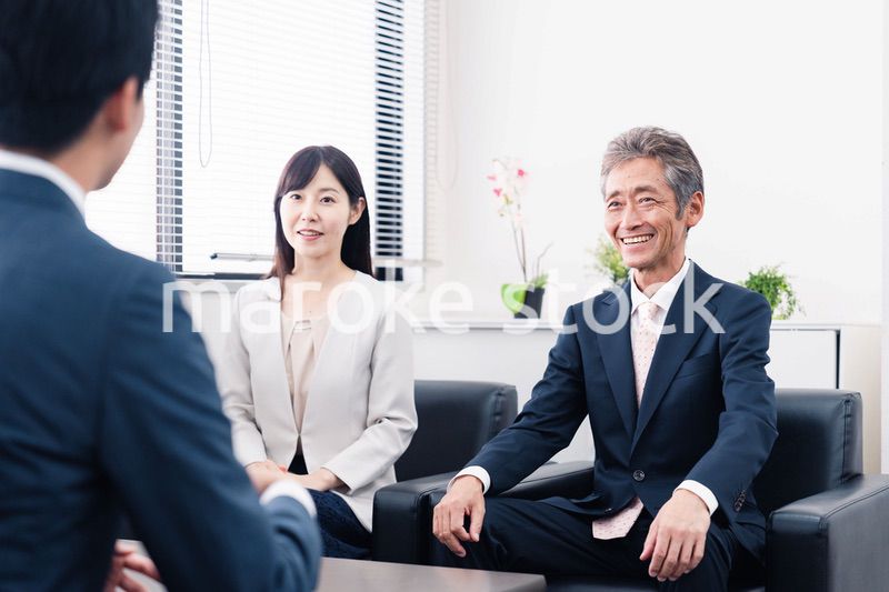 にこやかに商談をするビジネスパーソン