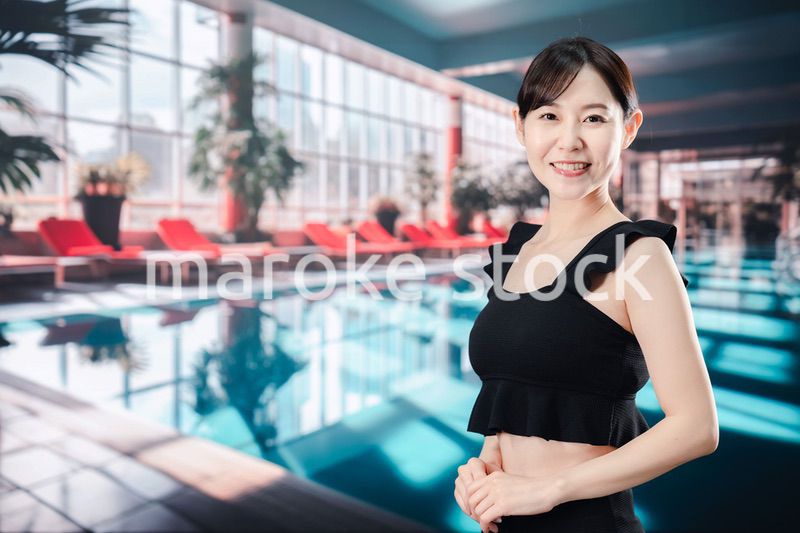 楽しくプールに入る若い女性