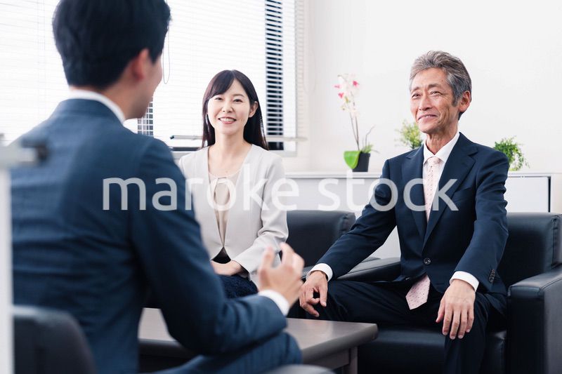 にこやかに商談をするビジネスパーソン