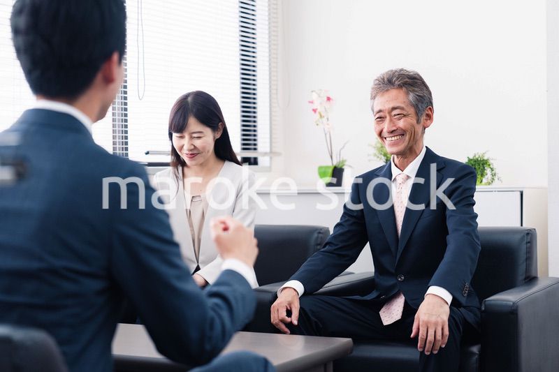 にこやかに商談をするビジネスパーソン