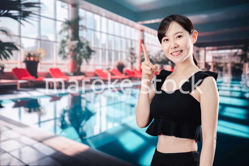 楽しくプールに入る若い女性