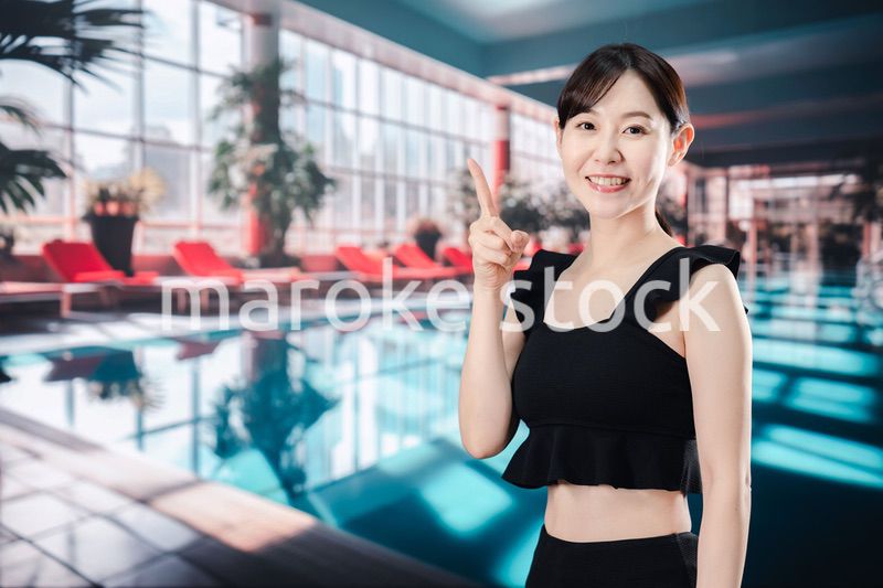 楽しくプールに入る若い女性