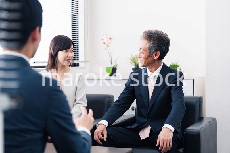 にこやかに商談をするビジネスパーソン