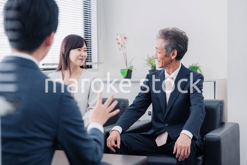 にこやかに商談をするビジネスパーソン