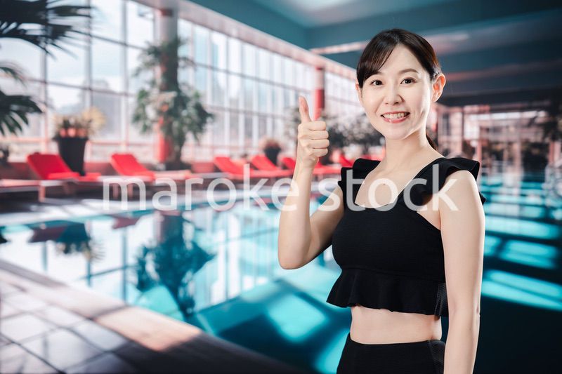 楽しくプールに入る若い女性