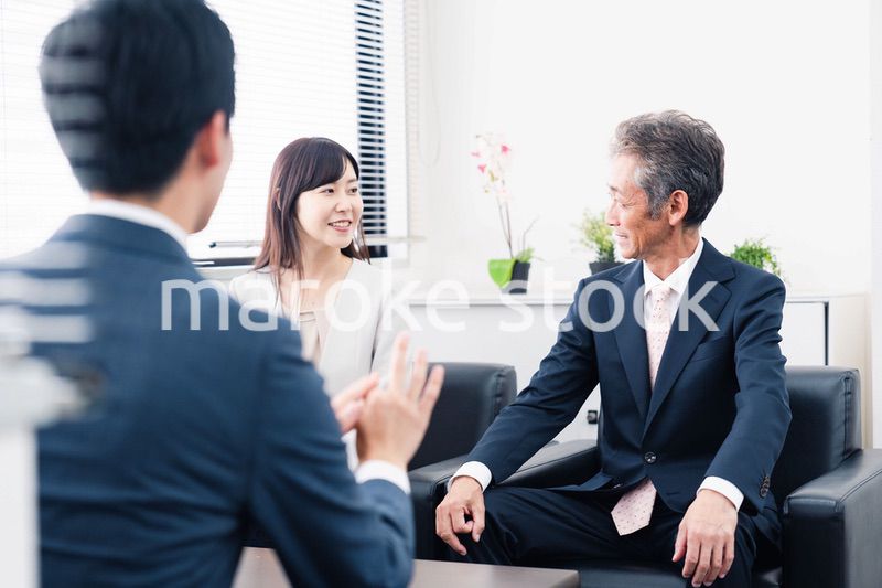 にこやかに商談をするビジネスパーソン