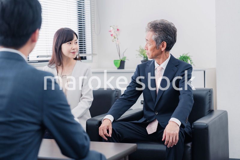 にこやかに商談をするビジネスパーソン