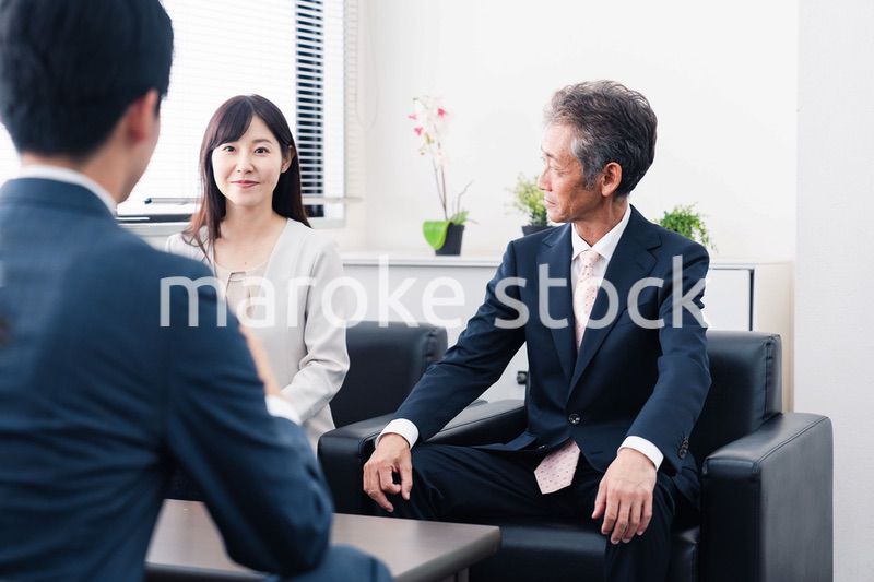 にこやかに商談をするビジネスパーソン