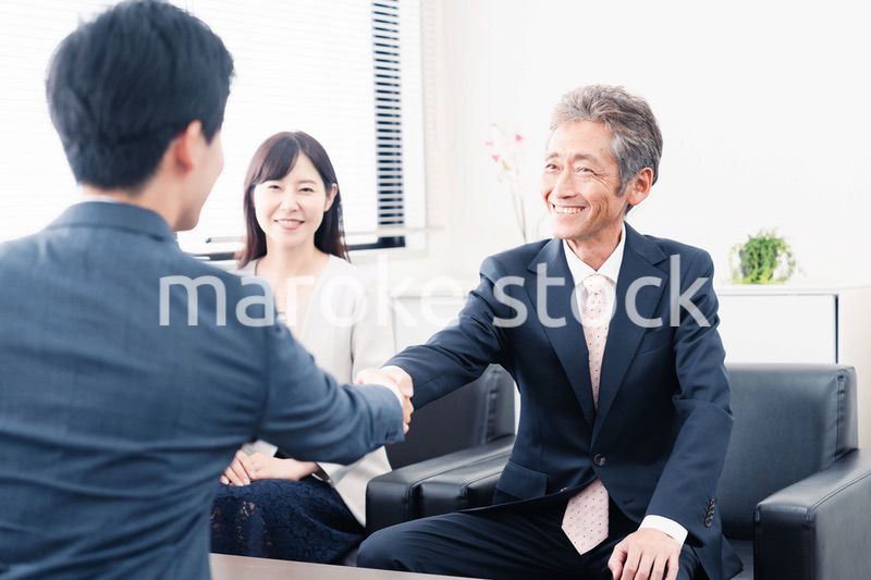 契約が成立し握手をするビジネスパーソン