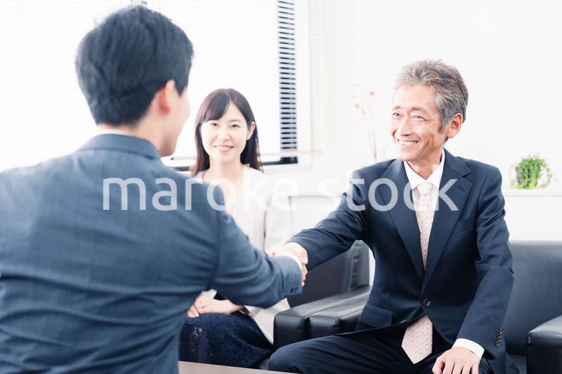 契約が成立し握手をするビジネスパーソン