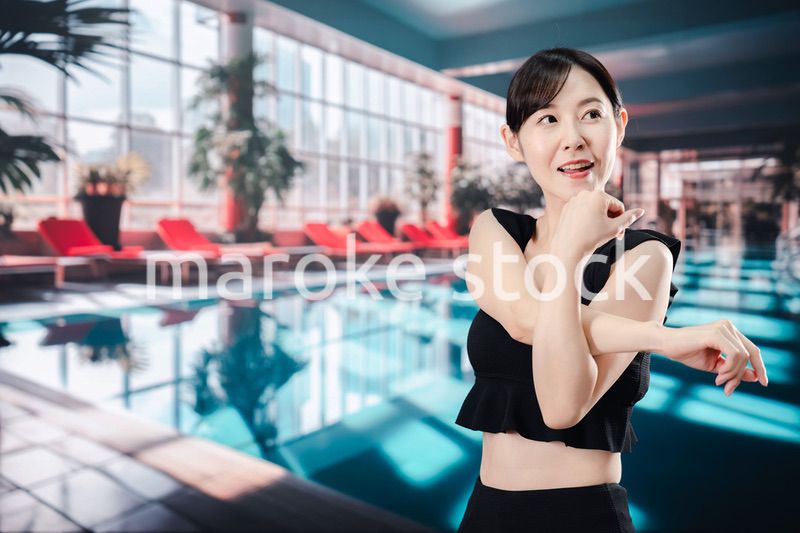 楽しくプールに入る若い女性