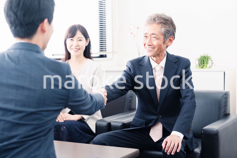 契約が成立し握手をするビジネスパーソン