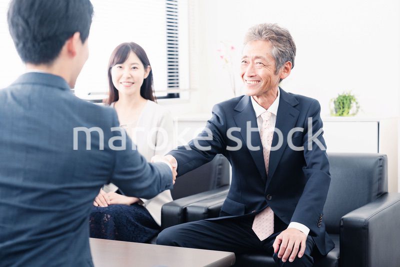 契約が成立し握手をするビジネスパーソン