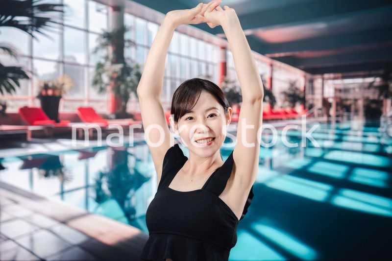 楽しくプールに入る若い女性