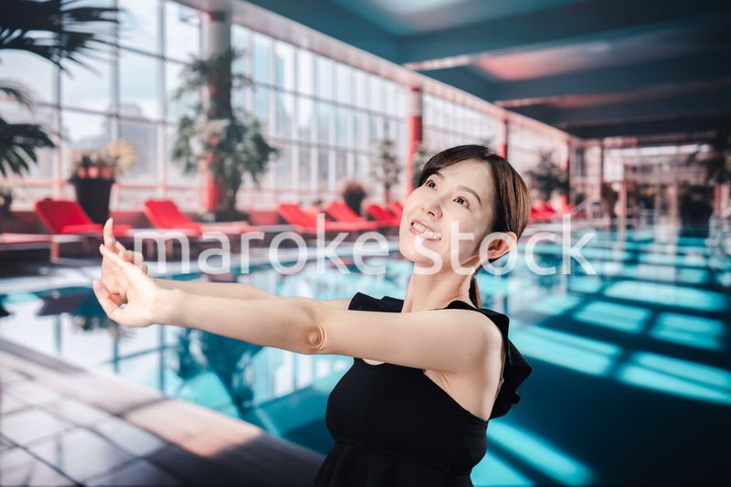 楽しくプールに入る若い女性